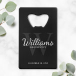 Name und Monogramm der personalisierten Trauzeugen Geldbeutel Flaschenöffner<br><div class="desc">Fügen Sie Ihrer Hochzeit eine persönliche Touch mit personalisierten Trauzeugen Kreditkarten Flaschenöffner hinzu. Dieser Flaschenöffner ist mit dem Namen des personalisierten Trauzeugen im Schriftart-Stil mit weißem, klassischem Script-Schriftart-Stil ausgestattet. Die Hochzeitsdetails sind im klassischen Serifenstil und die Monogramme im Schriftart mit grauem klassischem Serifenstil als Hintergrund auf schwarzem Hintergrund. Auch perfekt...</div>
