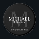 Name und Monogramm der Personalisierten Trauzeugen Magnet<br><div class="desc">Fügen Sie Ihrer Hochzeit eine persönliche Touch mit einem personalisierten Trauzeugen Magneten hinzu. Dieser Magnet zeichnet sich durch den Namen des personalisierten Trauzeugen aus, mit dem Titel und dem Hochzeitdatum in Weiß und Monogramm in Grau als Hintergrund, im klassischen Serifenstil, auf schwarzem Hintergrund. Auch perfekt für Trauzeuge, Brautvater, Ringträger und...</div>