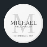 Name und Monogramm der personalisierten Trauzeugen Magnet<br><div class="desc">Fügen Sie Ihrer Hochzeit eine persönliche Touch mit einem personalisierten Trauzeugen Magneten hinzu. Dieser Magnet zeichnet sich durch den Namen des personalisierten Trauzeugen aus, mit dem Titel und dem Hochzeitdatum in Grau und Monogramm, hellgrau als Hintergrund, im klassischen Serif Schriftart Stil, auf weißem Hintergrund. Auch perfekt für Trauzeuge, Brautvater, Ringträger...</div>