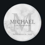 Name und Monogramm der Personalisierten Trauzeugen Magnet<br><div class="desc">Fügen Sie Ihrer Hochzeit eine persönliche Touch mit einem personalisierten Trauzeugen Magneten hinzu. Dieser Magnet zeichnet sich durch den Namen des personalisierten Trauzeugen aus, mit dem Titel und dem Hochzeitdatum in Grau und Monogramm, hellgrau als Hintergrund, im klassischen Serif Schriftart-Stil, auf weißem Marmorboden. Auch perfekt für Trauzeuge, Brautvater, Ringträger und...</div>