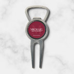 Name und Monogramm der personalisierten Trauzeugen Pitchgabel<br><div class="desc">Fügen Sie eine persönliche Touch zu Ihrer Hochzeit mit personalisierten Trauzeugen divot Tool. Dieses Divot-Tool zeigt den Namen des personalisierten Trauzeugen mit Titel und Hochzeitstermin in Weiß und Monogramm in hellbordeauxrot als Hintergrund,  im klassischen Serif-Schriftart,  auf bordeauxrotem Hintergrund. Auch perfekt für Trauzeuge,  Brautvater,  Ringträger und mehr.</div>