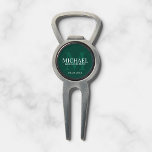 Name und Monogramm der personalisierten Trauzeugen Pitchgabel<br><div class="desc">Fügen Sie eine persönliche Touch zu Ihrer Hochzeit mit personalisierten Trauzeugen divot Tool. Dieses Divot-Tool zeigt den Namen des personalisierten Trauzeugen mit Titel und Hochzeitstermin in Weiß und Monogramm in heller Smaragdgrün als Hintergrund,  im klassischen Serif Schriftart Stil,  auf smaragdgrünem Hintergrund. Auch perfekt für Trauzeuge,  Brautvater,  Ringträger und mehr.</div>