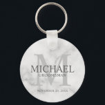 Name und Monogramm der Personalisierten Trauzeugen Schlüsselanhänger<br><div class="desc">Fügen Sie Ihrer Hochzeit eine persönliche Touch mit personalisierten Trauzeugen Schlüsselanhänger hinzu. Dieser Schlüsselanhänger zeigt den Namen des personalisierten Trauzeugen mit Titel und Hochzeitdatum in Grau und Monogramm in hellgrau als Hintergrund, im klassischen Serif-Schriftart-Stil, auf weißem Marmor Hintergrund. Auch perfekt für Trauzeuge, Brautvater, Ringträger und mehr. Bitte beachten Sie: Die...</div>