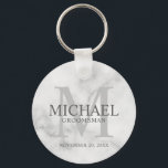 Name und Monogramm der Personalisierten Trauzeugen Schlüsselanhänger<br><div class="desc">Fügen Sie Ihrer Hochzeit eine persönliche Touch mit personalisierten Trauzeugen Schlüsselanhänger hinzu. Dieser Schlüsselanhänger zeigt den Namen des personalisierten Trauzeugen mit Titel und Hochzeitdatum in Grau und Monogramm in hellgrau als Hintergrund, im klassischen Serif-Schriftart-Stil, auf weißem Marmor Hintergrund. Auch perfekt für Trauzeuge, Brautvater, Ringträger und mehr. Bitte beachten Sie: Die...</div>