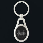 Name und Monogramm der Personalisierten Trauzeugen Schlüsselanhänger<br><div class="desc">Fügen Sie Ihrer Hochzeit eine persönliche Touch mit personalisierten Trauzeugen Schlüsselanhänger hinzu. Dieser Schlüsselanhänger enthält den Namen des personalisierten Trauzeugen mit dem Titel und dem Hochzeitdatum in Weiß und Mono in Grau als Hintergrund,  im klassischen Serif-Schriftart-Stil,  auf schwarzem Hintergrund. Auch perfekt für Trauzeuge,  Brautvater,  Ringträger und mehr.</div>