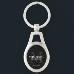 Name und Monogramm der Personalisierten Trauzeugen Schlüsselanhänger<br><div class="desc">Fügen Sie Ihrer Hochzeit eine persönliche Touch mit personalisierten Trauzeugen Schlüsselanhänger hinzu. Dieser Schlüsselanhänger enthält den Namen des personalisierten Trauzeugen mit dem Titel und dem Hochzeitdatum in Weiß und Mono in Grau als Hintergrund,  im klassischen Serif-Schriftart-Stil,  auf schwarzem Hintergrund. Auch perfekt für Trauzeuge,  Brautvater,  Ringträger und mehr.</div>