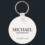Name und Monogramm des modernen Personalisierten T Schlüsselanhänger<br><div class="desc">Moderne Geschenke für Personalisierten Trauzeuge mit dem Namen,  dem Titel und dem Hochzeitsdatum des personalisierten Trauzeugen in schwarzem klassischem Serif-Schriftart auf weißem Hintergrund. Auch perfekt für Trauzeuge,  Vater der Braut und mehr.</div>