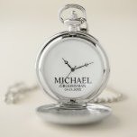 Name und Monogramm des modernen Personalisierten T Taschenuhr<br><div class="desc">Moderne Geschenke für Personalisierten Trauzeuge mit dem Namen,  dem Titel und dem Hochzeitsdatum des personalisierten Trauzeugen in schwarzem klassischem Serif-Schriftart auf weißem Hintergrund. Auch perfekt für Trauzeuge,  Vater der Braut und mehr.</div>