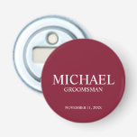 Name und Monogramm des personalisierten Trauzeugen Flaschenöffner<br><div class="desc">Moderne Geschenke für Personalisierten Trauzeuge mit dem Namen,  dem Titel und dem Hochzeitstag des personalisierten Trauzeugen im klassischen,  weißen Serifenstil auf bordeauxrotem Hintergrund. Auch perfekt für Trauzeuge,  Vater der Braut und mehr.</div>