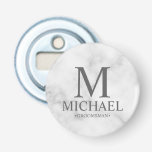 Name und Monogramm des Personalisierten Trauzeugen Flaschenöffner<br><div class="desc">Moderne Schwarz-Weiß-Geschenke mit personalisiertem Monogramm,  Name und Titel des Trauzeugen im klassischen,  weißen Serif-Schriftart-Stil auf weißem Marmorhintergrund. Auch perfekt für Trauzeuge,  Vater der Braut und mehr. Bitte beachten Sie: Die Marmordetails werden im Kunstwerk simuliert. Bei der Herstellung dieses Produktes wird kein Marmor verwendet</div>