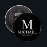 Name und Monogramm des Personalisierten Trauzeugen Flaschenöffner<br><div class="desc">Moderne Schwarz-Weiß-Geschenke mit personalisiertem Monogramm,  Name und Titel des Trauzeugen im klassischen,  weißen Serif-Schriftart-Stil auf schwarzem Hintergrund. Auch perfekt für Trauzeuge,  Vater der Braut und mehr.</div>