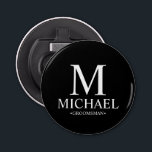 Name und Monogramm des Personalisierten Trauzeugen Flaschenöffner<br><div class="desc">Moderne Schwarz-Weiß-Geschenke mit personalisiertem Monogramm,  Name und Titel des Trauzeugen im klassischen,  weißen Serif-Schriftart-Stil auf schwarzem Hintergrund. Auch perfekt für Trauzeuge,  Vater der Braut und mehr.</div>