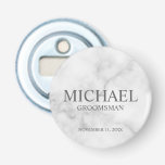 Name und Monogramm des Personalisierten Trauzeugen Flaschenöffner<br><div class="desc">Moderne Geschenke mit Personalisiertem Trauzeuge, die den Namen, den Titel und das Hochzeitdatum des personalisierten Trauzeugen in einem klassischen, grauen Serif-Schriftart auf weißem Marmorhintergrund darstellen. Auch perfekt für Trauzeuge, Vater der Braut und mehr. Bitte beachten Sie: Die Marmordetails werden im Kunstwerk simuliert. Bei der Herstellung dieses Produktes wird kein Marmor...</div>