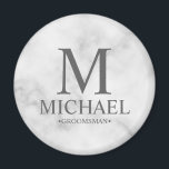 Name und Monogramm des Personalisierten Trauzeugen Magnet<br><div class="desc">Moderne Schwarz-Weiß-Geschenke mit personalisiertem Monogramm,  Name und Titel des Trauzeugen in einem klassischen,  grauen Serif-Schriftart auf weißem Marmorhintergrund. Auch perfekt für Trauzeuge,  Vater der Braut und mehr. Bitte beachten Sie: Die Marmordetails werden im Kunstwerk simuliert. Bei der Herstellung dieses Produktes wird kein Marmor verwendet</div>