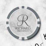 Name und Monogramm des personalisierten Trauzeugen Pokerchips<br><div class="desc">Eleganter Personalisierter Trauzeuge in Schwarz und Weiß mit personalisiertem Monogramm im eleganten,  grau-eleganten Script-Schriftart-Stil mit Trauzeugen Namen und Titel im klassischen Serif-Schriftart-Stil auf weißem Marmorhintergrund. Auch perfekt für Trauzeuge,  Brautvater und mehr. Bitte beachten Sie: Die Marmordetails werden im Kunstwerk simuliert. Bei der Herstellung dieses Produktes wird kein Marmor verwendet</div>