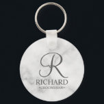 Name und Monogramm des Personalisierten Trauzeugen Schlüsselanhänger<br><div class="desc">Eleganter Personalisierter Trauzeuge in Schwarz und Weiß mit personalisiertem Monogramm im eleganten, grau-eleganten Script-Schriftart-Stil mit Trauzeugen Namen und Titel im klassischen Serif-Schriftart-Stil auf weißem Marmorhintergrund. Auch perfekt für Trauzeuge, Brautvater, Brautjungfrau, Trauzeugin, Blume Mädchen, Brautmutter und mehr. Bitte beachten Sie: Die Marmordetails werden im Kunstwerk simuliert. Bei der Herstellung dieses Produktes...</div>