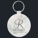 Name und Monogramm des Personalisierten Trauzeugen Schlüsselanhänger<br><div class="desc">Eleganter Personalisierter Trauzeuge in Schwarz und Weiß mit personalisiertem Monogramm im eleganten, grau-eleganten Script-Schriftart-Stil mit Trauzeugen Namen und Titel im klassischen Serif-Schriftart-Stil auf weißem Marmorhintergrund. Auch perfekt für Trauzeuge, Brautvater, Brautjungfrau, Trauzeugin, Blume Mädchen, Brautmutter und mehr. Bitte beachten Sie: Die Marmordetails werden im Kunstwerk simuliert. Bei der Herstellung dieses Produktes...</div>