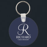Name und Monogramm des Personalisierten Trauzeugen Schlüsselanhänger<br><div class="desc">Eleganter Schwarz-Weiß-Personalisierter Trauzeuge Geschenke mit personalisiertem Monogramm in weißem,  elegantem Skript-Schriftart-Stil mit Trauzeugen Namen und Titel im klassischen Serif-Schriftart-Stil auf marinebasischem Hintergrund. Auch perfekt für Trauzeuge,  Brautvater,  Brautjungfrau,  Trauzeugin,  Blume Mädchen,  Brautmutter und mehr.</div>