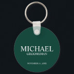 Name und Monogramm des personalisierten Trauzeugen Schlüsselanhänger<br><div class="desc">Moderne Geschenke für Personalisierten Trauzeuge mit dem Namen,  dem Titel und dem Hochzeitsdatum des personalisierten Trauzeugen im Stil der klassischen Serifen auf smaragdgrünem Hintergrund. Auch perfekt für Trauzeuge,  Vater der Braut und mehr.</div>