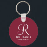 Name und Monogramm des personalisierten Trauzeugen Schlüsselanhänger<br><div class="desc">Elegante Personalisierte Trauzeuge Geschenke mit personalisiertem Monogramm in weißem,  elegantem Script-Schriftart-Stil mit Trauzeugen Namen und Titel im klassischen Serif-Schriftart-Stil auf bordeauxrotem Hintergrund. Auch perfekt für Trauzeuge,  Brautvater,  Brautjungfrau,  Trauzeugin,  Blume Mädchen,  Brautmutter und mehr.</div>