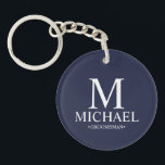 Name und Monogramm des Personalisierten Trauzeugen Schlüsselanhänger<br><div class="desc">Moderne Schwarz-Weiß-Geschenke mit personalisiertem Monogramm,  Name und Titel des Trauzeugen im klassischen,  weißen Serif-Schriftart-Stil auf marineblau Hintergrund. Auch perfekt für Trauzeuge,  Vater der Braut und mehr.</div>
