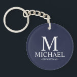 Name und Monogramm des Personalisierten Trauzeugen Schlüsselanhänger<br><div class="desc">Moderne Schwarz-Weiß-Geschenke mit personalisiertem Monogramm,  Name und Titel des Trauzeugen im klassischen,  weißen Serif-Schriftart-Stil auf marineblau Hintergrund. Auch perfekt für Trauzeuge,  Vater der Braut und mehr.</div>