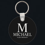 Name und Monogramm des Personalisierten Trauzeugen Schlüsselanhänger<br><div class="desc">Moderne Schwarz-Weiß-Geschenke mit personalisiertem Monogramm,  Name und Titel des Trauzeugen im klassischen,  weißen Serif-Schriftart-Stil auf schwarzem Hintergrund. Auch perfekt für Trauzeuge,  Vater der Braut und mehr.</div>