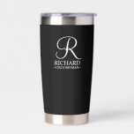 Name und Monogramm des personalisierten Trauzeugen Thermobecher<br><div class="desc">Elegante Personalisierte Trauzeuge Geschenke mit personalisiertem Monogramm in weißem,  elegantem Skript-Schriftart-Stil mit Trauzeugen Namen und Titel im klassischen Serif-Schriftart-Stil auf schwarzem Hintergrund. Auch perfekt für Trauzeuge,  Brautvater,  Brautjungfrau,  Trauzeugin,  Blume Mädchen,  Brautmutter und mehr.</div>