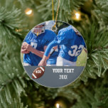 Name und Nummer des Fotos Keramik Ornament<br><div class="desc">Fügen Sie dem individuellen Fußballdesign Foto,  Name und Nummer Ihres Spielers hinzu. Ein großartiges Ende der Saison Geschenk,  um all seine harte Arbeit und Hingabe zu feiern. Dieses Ornament ist zweiseitig und dauert 2 Fotos.</div>