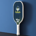 Name und Nummer Ihres Team Pickelball-Logos Pickleball Schläger<br><div class="desc">Spaß personalisiertes Teamlogo Paddeldesign. Ideal für Pickleball-Ligen,  Clubs und Teams,  um sich mit ihrem eigenen Teamlogo und mit dem Namen und der Spielernummer des Spielers zu personalisieren. Hintergrundfarbe und Designelemente können in eine beliebige Farbe geändert werden,  um den Teamfarben zu entsprechen. Design von Moodthology Papery.</div>