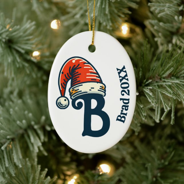 Name und Weihnachtsmannmütze des personalisierten  Keramik Ornament (Baum)