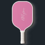 Name, weißes Skript, Vertikal auf Rosa personalisi Pickleball Schläger<br><div class="desc">Personalisieren Sie Ihren Namen vertikal In weißem Script auf rosa Hintergrund.</div>