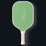 Name, weißes Skript, Vertikal auf Seite anpassen Pickleball Schläger<br><div class="desc">Personalisieren Sie Ihren Namen vertikal In weißem Skripttext auf Salbei Hintergrund.</div>