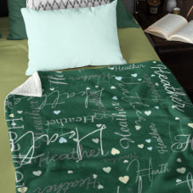 Namen Initials und Herz repliziert entlang grüner