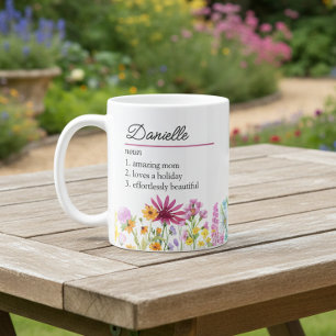 Namensdefinition mit femininer Wildblumen-Grenze Kaffeetasse