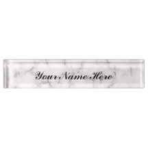 Namensschild des weißen Marmorschreibtisches