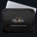 Namensschild für das Schwarze Gold-Monogramm Laptopschutzhülle<br><div class="desc">Ein klassisch schicker schwarzer Hintergrund. Personalisieren und fügen Sie Ihren Vornamen,  Monogramm-Initialen und vollständigen Namen. Der Vorname wird mit einem modernen handgeschriebenen Stilskript geschrieben. Modern,  trendig und einfach.</div>