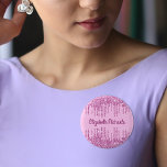 Namensschild für Rosa Glitzer Tropfen Button<br><div class="desc">Ein mädchenhaft rosa Hintergrund. Dekoriert mit rosafarbenen Imitaten Glitzer Tropfen,  Farbe Tropfausdruck aussehen. Personalisieren und fügen Sie einen Namen,  geschrieben mit einem mädchenhaften modernen handgeschriebenen Stil Skript. rosa Buchstaben.</div>