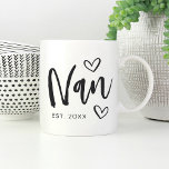 Nan Year Etablierte Oma Kaffeetasse<br><div class="desc">Mit diesem einfachen Design,  das "Nan" in handgezeichneten Schriftzeichen mit Herz-Akzent enthält,  kreieren Sie einen süßen Sake für Oma. Personalisieren Sie mit dem Jahr,  in dem sie eine Großmutter für einen niedlichen Muttertag oder eine Schwangerschaftsankündigung geworden ist.</div>