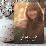 Nana Est Jahr handgeschriebene Schrift mit Herz-Fo Fotoplatte<br><div class="desc">Foto-Plakette mit dem Text "Nana" in einem handgeschriebenen Stil Skript-Schriftart mit einem kleinen Herz am Ende und das letzte Jahr unten als ein weißes Overlay über Ihrem Foto.</div>