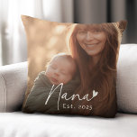 Nana Est Jahr handgeschriebene Schrift mit Herz-Fo Kissen<br><div class="desc">Kopfkissen mit dem Text "Nana" in einem handgeschriebenen Schriftart mit einem kleinen Herz am Ende und dem letzten Jahr unten als weißes Overlay über Ihrem Foto.</div>