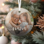 Nana Grandma Script Overlay Ornament Aus Glas<br><div class="desc">Schaffen Sie ein süßes Geschenk für eine besondere Großmutter mit diesem schönen individuellen Ornament. "Nana" erscheint als elegantes weißes Skript-Overlay auf Ihrem Lieblings-Foto von Oma und ihrem Enkel oder Enkelkindern.</div>