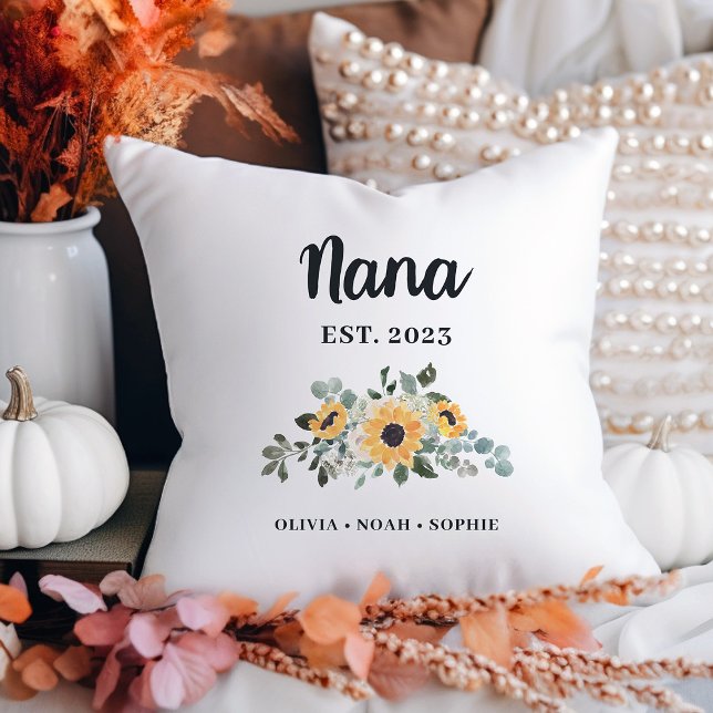 Nana | Hübsche rustikale Sonnenblumen und Namen Kissen (A pretty, rustic keepsake pillow with sunflowers for your Nana)