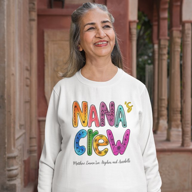 Nana's Crew Typografie Custom Monogram Sweatshirt (Von Creator hochgeladen)
