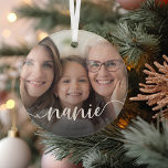 Nanie Grandma Script Overlay Ornament Aus Glas<br><div class="desc">Schaffen Sie ein süßes Geschenk für eine besondere Großmutter mit diesem schönen individuellen Ornament. "Nanie" erscheint als elegantes weißes Skript-Overlay auf Ihrem Lieblings-Foto von Oma und ihrem Enkel oder Enkelkindern.</div>