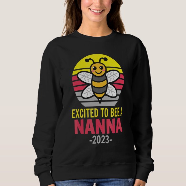 Nanna 2023   Bee   Grandma   Excited To Be A Nanna Sweatshirt (Vorderseite)