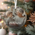 Nanni Oma Script Overlay Ornament Aus Glas<br><div class="desc">Schaffen Sie ein süßes Geschenk für eine besondere Großmutter mit diesem schönen individuellen Ornament. "Nanni" erscheint als elegantes weißes Skript-Overlay auf Ihrem Lieblings-Foto von Oma und ihrem Enkel oder Enkelkindern.</div>