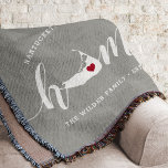 Nantucket Zuhause Town Personalisiert Decke<br><div class="desc">Zeigen Sie den Stolz der Heimatstadt mit dieser niedlichen rustikalen grauen Werftdecke mit "Zuhause" in weißer Kalligrafie, die mit einer Silhouette von Nantucket, die für den Buchstaben "O" stehend ist, schreibt. Eine rote Herzanzeige in der Staat-Karte vervollständigt das Design; Sie können die Herzposition in Ihrer Zuhause-Stadt ändern, indem Sie das...</div>