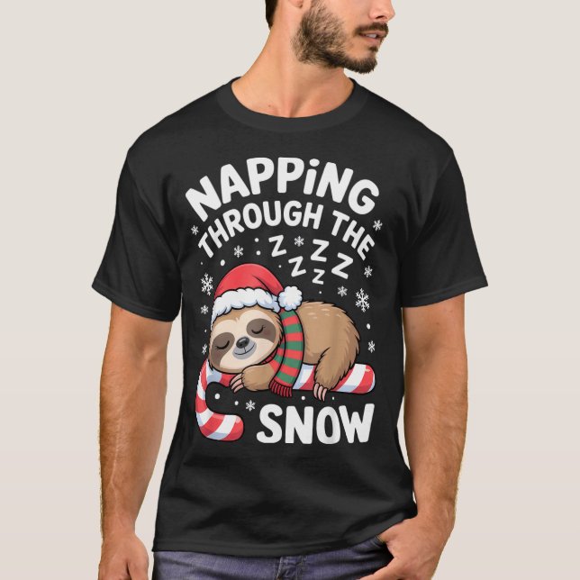 Napng Through The Snow Funny Sloth Candy Cane Xmas T-Shirt (Vorderseite)