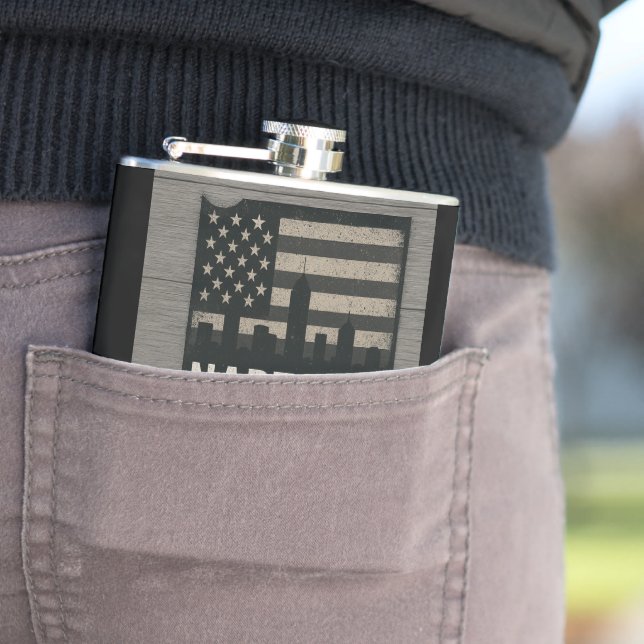 Naptown Geborener und erhöhter Kolben Flachmann (Beispiel)